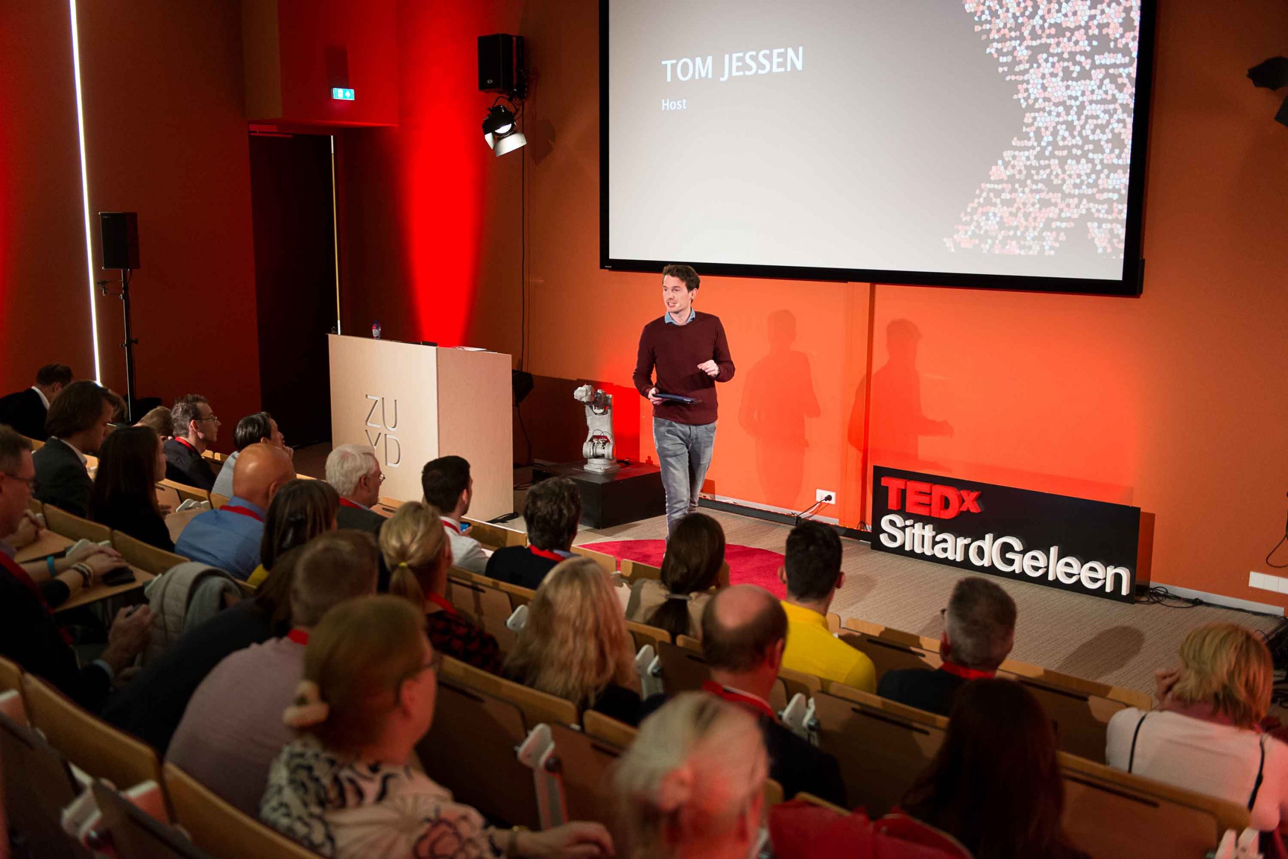 Dagvoorzitter Tom Jessen presenteert TEDx